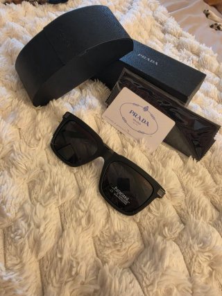 Gafas de sol Prada polarizadas negro mate