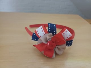 Diadema infantil con lazo y corazón