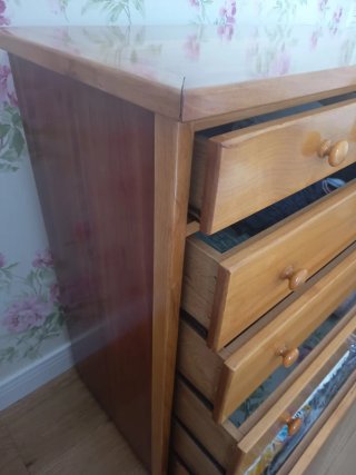 Cómoda de madera con 5 cajones grandes y 2 pequeño