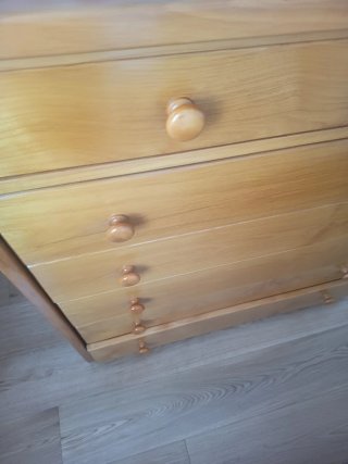 Cómoda de madera con 5 cajones grandes y 2 pequeño