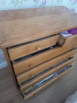 Cómoda de madera con 5 cajones grandes y 2 pequeño