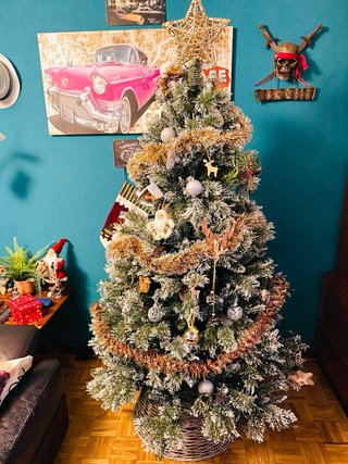 Árbol de Navidad y cesta , los adornos y luces no