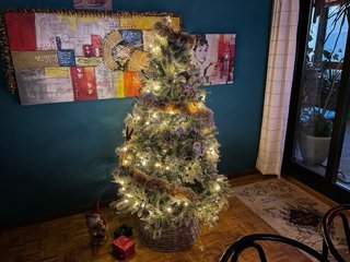 Árbol de Navidad y cesta , los adornos y luces no