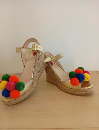 Sandalias de cuña de Moschino