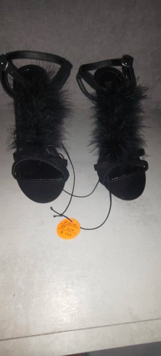 Sandalias plumas tacón fino negro talla 37