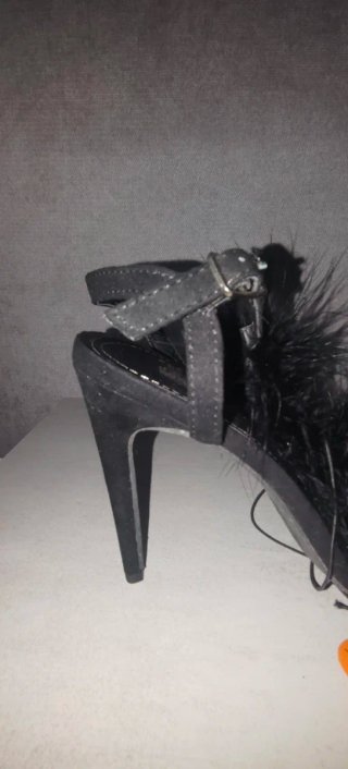 Sandalias plumas tacón fino negro talla 37