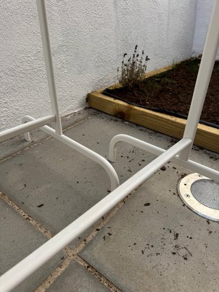 Tres Percheros Blancos Metálicos