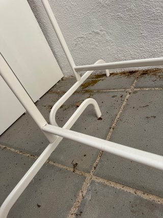 Tres Percheros Blancos Metálicos