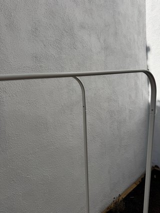 Tres Percheros Blancos Metálicos