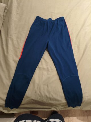 Pantaloni sportivi Nike per bambini in blu con dettagli rossi