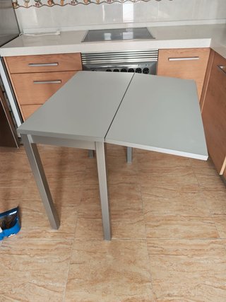 Mesa extensible y plegable gris