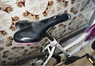 Bicicleta de montaña morada y blanca