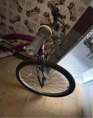 Bicicleta de montaña morada y blanca