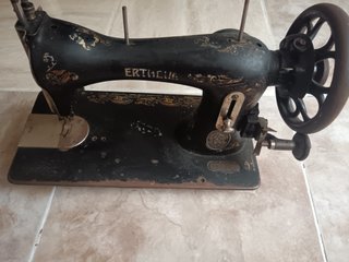 Máquina de coser antigua Wertheim de metal