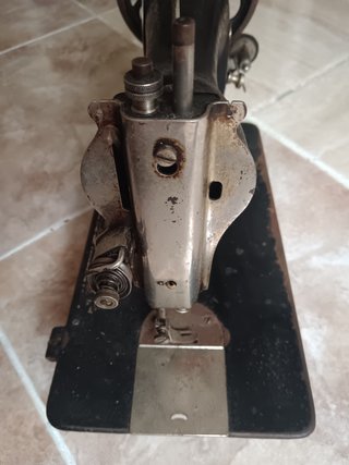 Máquina de coser antigua Wertheim de metal