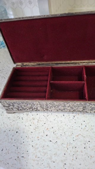 Caja joyero antigua plateada con grabados