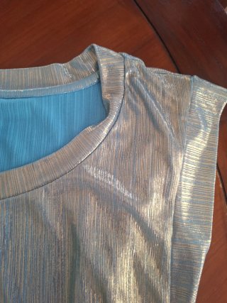 Camiseta plateada con detalles azules