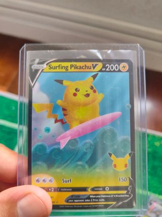 Carta Surfing Pikachu V celebraciones 25 inglés