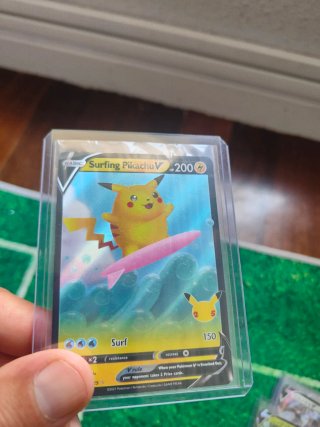 Carta Surfing Pikachu V celebraciones 25 inglés