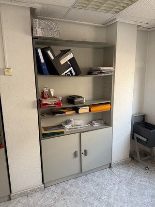 Mueble de oficina gris y blanco
