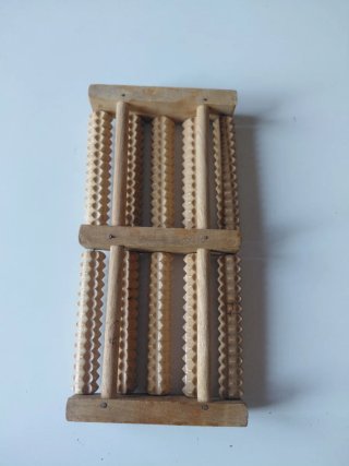 Masajeador de pies de madera artesanal