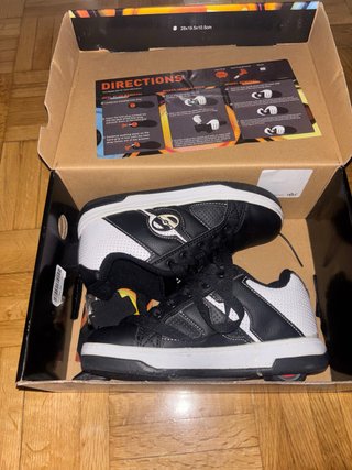 Zapatos con ruedas negros y blancos