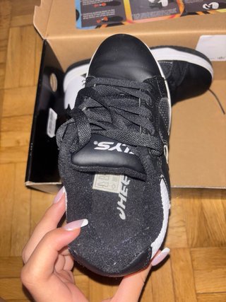 Zapatos con ruedas negros y blancos