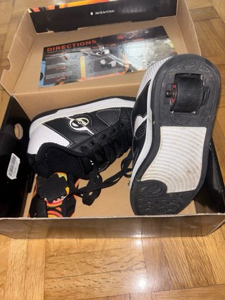Zapatos con ruedas negros y blancos