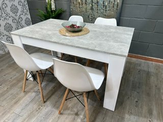 Mesa comedor gris y 4 sillas blancas