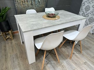 Mesa comedor gris y 4 sillas blancas