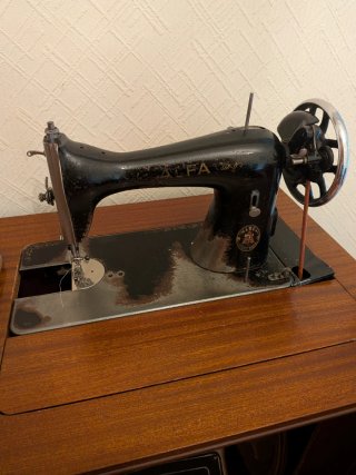 Mueble con Máquina de Coser Alfa