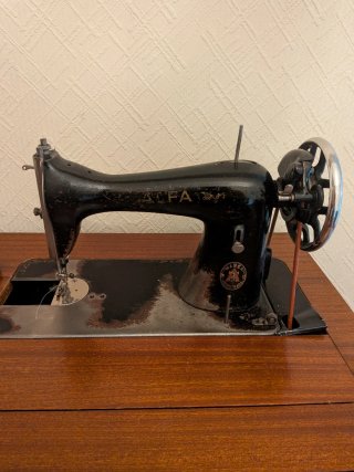 Mueble con Máquina de Coser Alfa