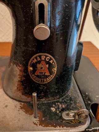 Mueble con Máquina de Coser Alfa