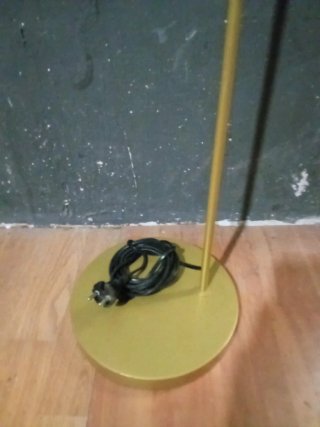 Lámpara de pie metálica dorada