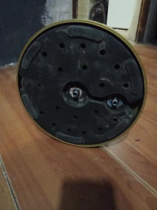 Lámpara de pie metálica dorada