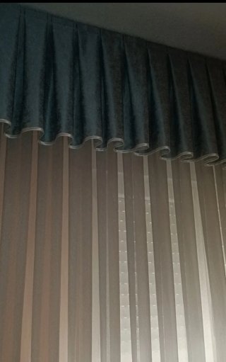 Cortinas con faldón azul y blanco