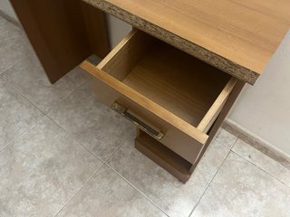 Escritorio compacto con cajón y estanterías