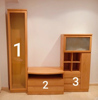 Mueble de comedor de madera y cristal
