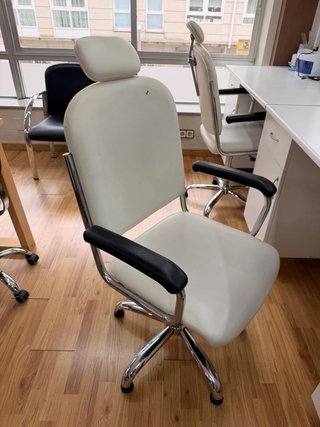 Sillón de estética blanco con elevación hidráulica