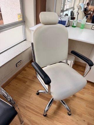 Sillón de estética blanco con elevación hidráulica