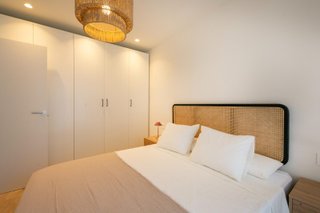 Dormitorio completo: cama y mesitas