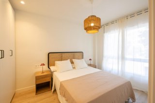 Dormitorio completo: cama y mesitas
