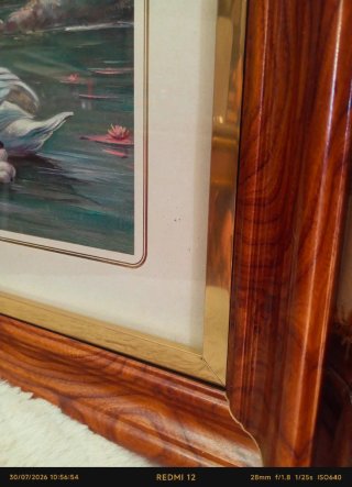 Cuadro de cisnes en marco de madera