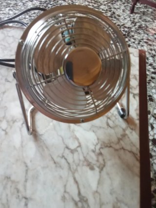 Ventilador de sobremesa plateado