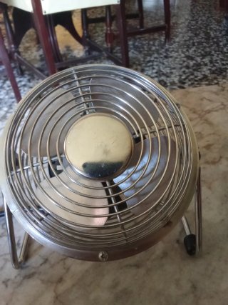 Ventilador de sobremesa plateado