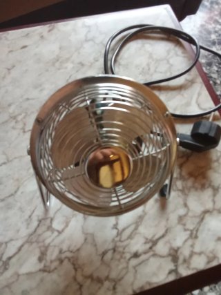 Ventilador de sobremesa plateado
