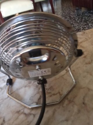 Ventilador de sobremesa plateado