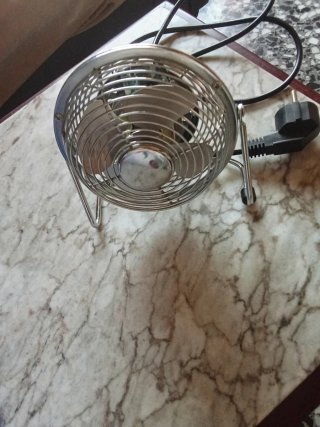 Ventilador de sobremesa plateado