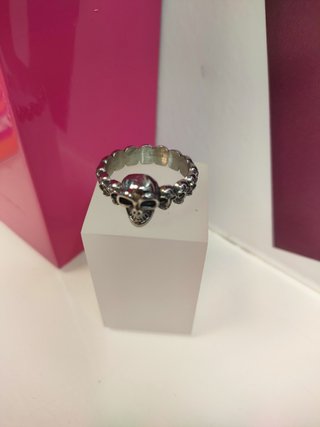 Anillo acero plateado de calavera T25