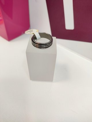 Anillo acero plateado con dos lineas negras T 18
